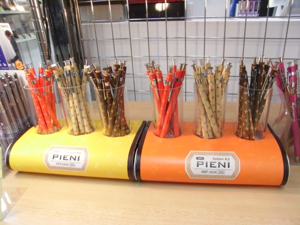 手帳の狭いスペース、細い罫線に最適『ピエニ』。木軸ボールペン・シャープペンの2種類。ボールペンには独自の最適ソフトインク「i_Fit」を採用。3月発売　オート