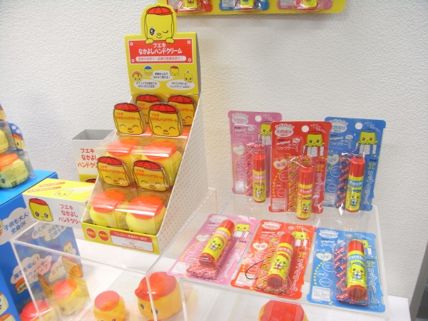 乾燥する冬の季節にピッタリ「なかよし　リップクリーム」。シアバター・馬油配合。保湿・ＵＶ・ビタミンの三種類。　不易糊工業