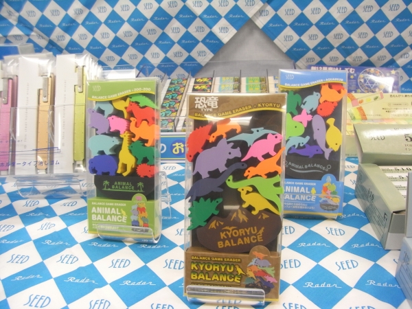 つみつみ、ゆらゆら。脳にもシゲキ。バランスゲームも楽しみる「恐竜バランス」消しゴム　シード