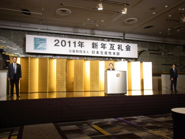 厳しい目つきのＳＰ、だが石原伸晃幹事長のＳＰが浴室を覗き逮捕された翌日だったため、ＳＰにも厳しい目が