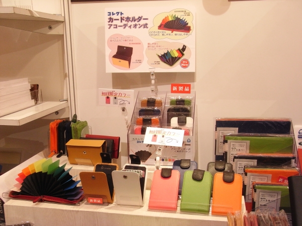 カードホルダー薄型アコーディオン式　カバンの中でも探しやすく取り出しやすい。初回限定カラーはピンク・白　　コレクト