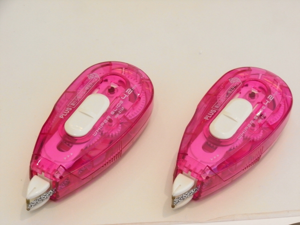 テープの裏面に特殊パターンを印刷した「裏から見えない修正テープ」25日から発売