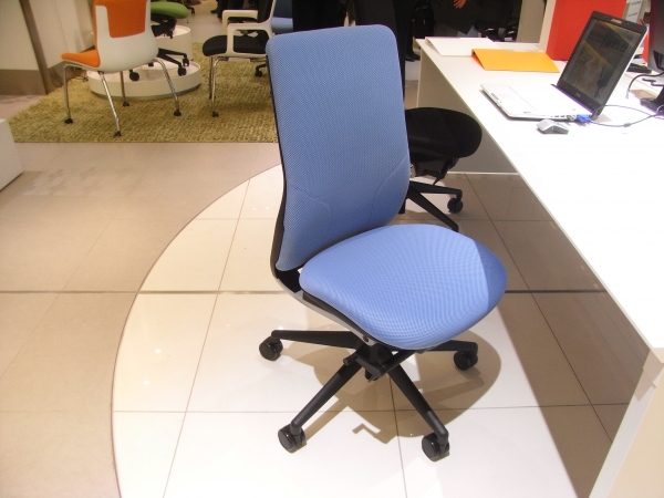 イタリア人著名デザイナーと韓国No.1メーカーのコラボレーション。先進のフォルムと機能性を融合したオフィスチェア『ビーイー シリーズ』を国内独占販売　　写真・タスクチェア