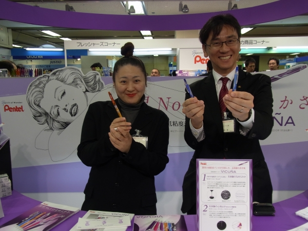 絶好調のビクーニャを多彩に展示、女性は背景絵のモデルでもある、ぺんてるのモンローさん