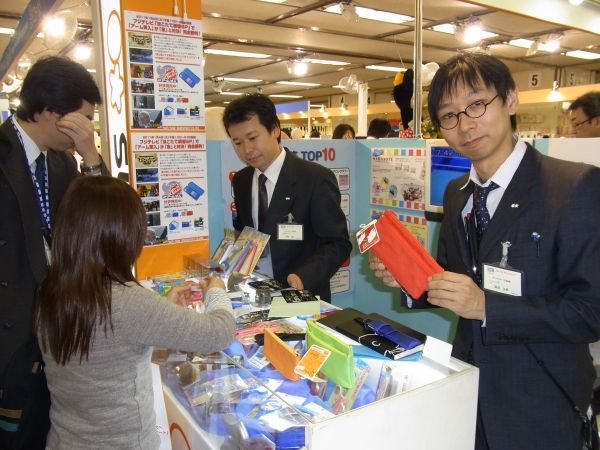 内側の底板を倒すと幅が広く使えるペンケース、マチデルを紹介するサンスター文具の文具王さん