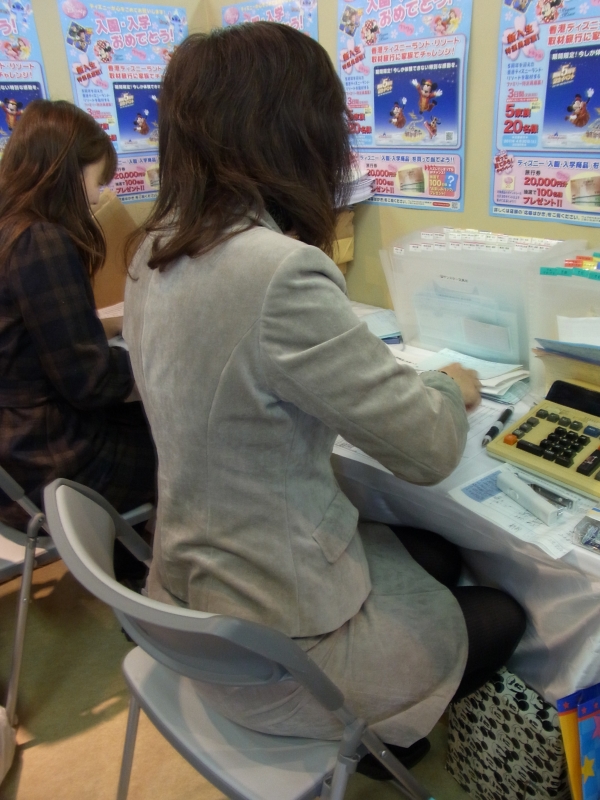 サンスター文具のブースでは、文具王だけでなく、働く高島さんも見ることができる