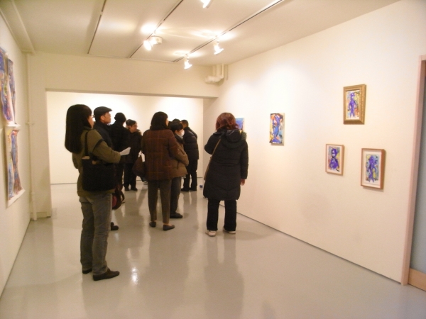 賑わう個展会場