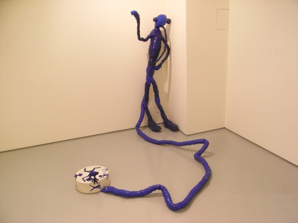 「あおひと君」が人間彫刻で常駐しております