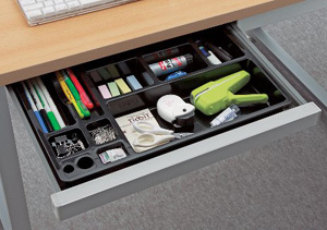 机の引き出しに収納した例