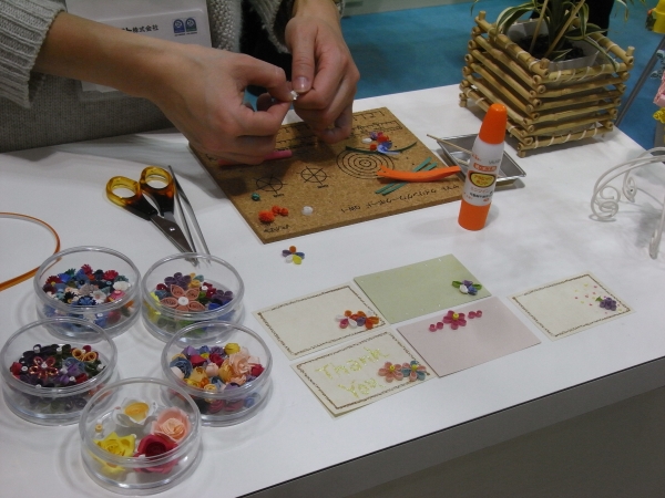 紙を巻いて楽しむペーパークラフト「ペーパークイリング」実演。バラの花も全て紙で出来ています。　ヤマト