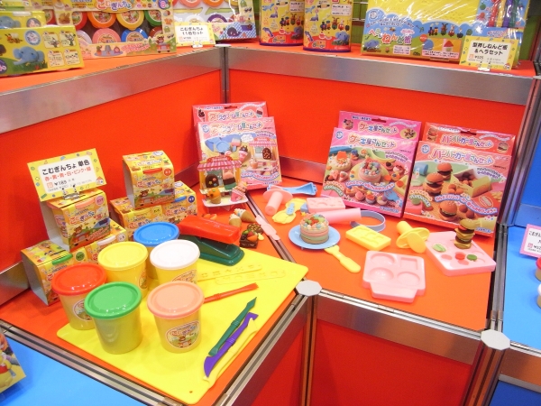 あんぜん・カラフル！はじめてねんど「こむぎんちょ」。原料は小麦粉・水・塩分です。　銀鳥産業