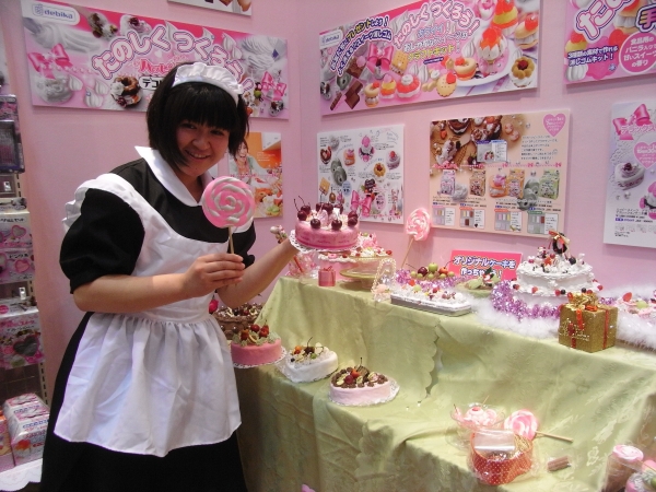 メイド姿もかわいいBitter Melonさん、おススメ「ハッピースイーツ」　デビカ