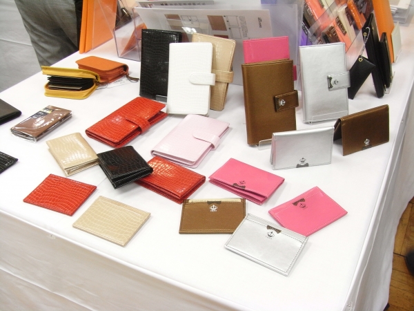 デザイン、機能を兼ね備えた名刺が約５０枚入る名刺ケース「Ｎａｍｅ　ｃard case」、「card case」など　ダイゴー