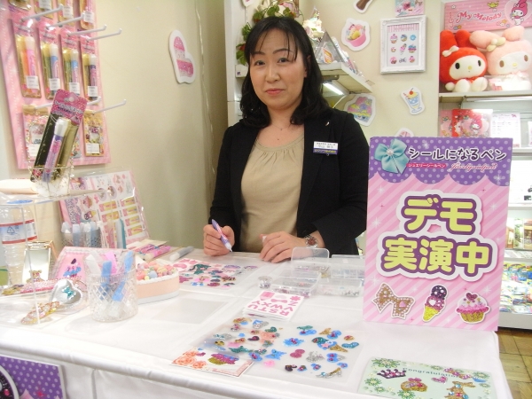 シートにペンで好きなイラストを描きストーンなどでデコルだけ。「ジュエリーシールペン」　クツワ