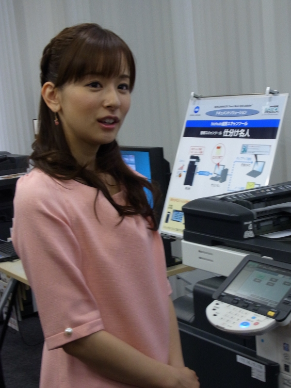 紙文書の電子化作業を効率化する「仕分け名人」の説明を受ける皆藤さん