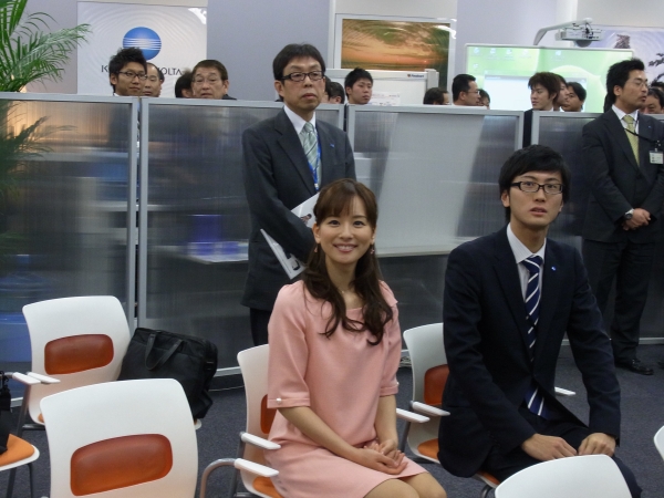 グッドデザイン金賞に選ばれたビズハブを担当する商品企画部の田谷さんと