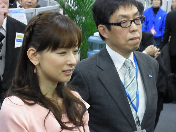 情報活用の活性化を実現するソリューションに目を細める、隣は事業企画統括部の日比野さん