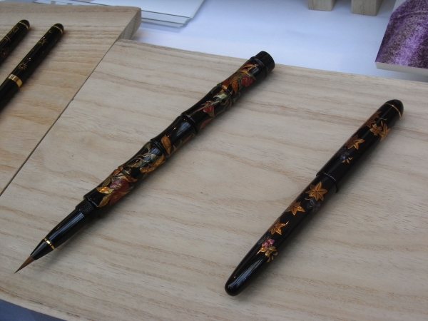 手描きによる本蒔絵なんです。オリジナルの蒔絵万年筆など　漆工芸　大下香仙工房