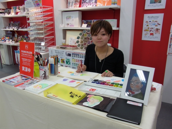 「安全と環境を重視したガランダッシュ　ファンカラーシリーズの実演してます」 ホルベイン画材