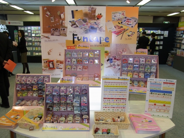 華やかで個性的な４月発売のファンテープを前面に打ち出した、学研ステイフルのブース