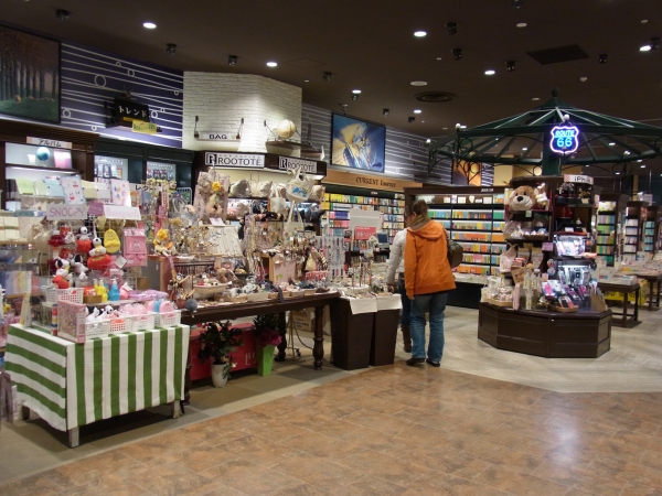 こちらではアクセサリーと書籍が同じフロアー内で展開