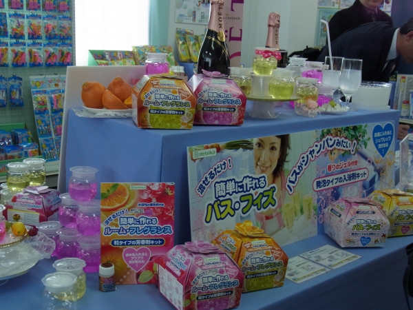 材料を混ぜてつくるだけ。親子で楽しめる「簡単に作れるバスフィズ」「簡単に作れるルーム・フレグランス」