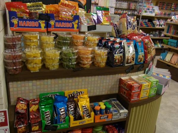 人気の輸入菓子も５０種類！ここSUNAMO店でしか買えませんよ