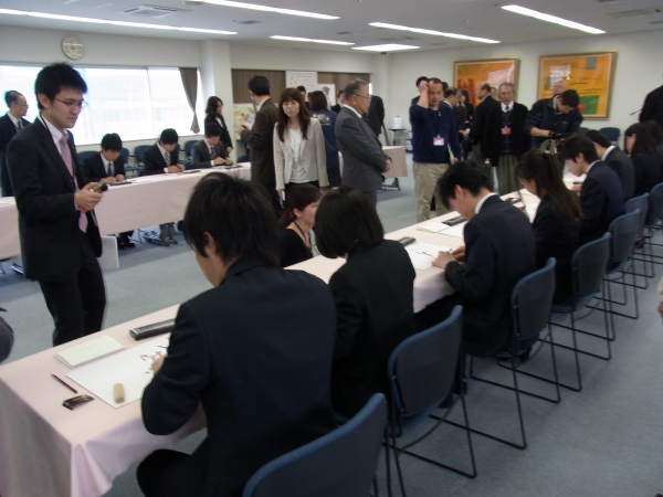 まずは自己流に、次いで商品開発部の竹本さんが見本を披露し、もう一度挑戦