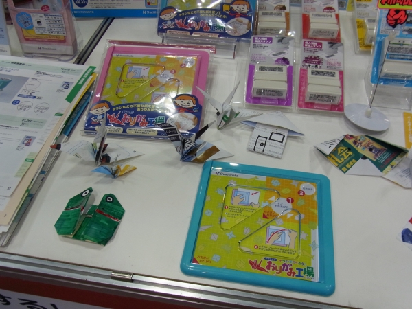 チラシや不要な紙を使っておりがみを作る「おりがみ工場」　シヤチハタ