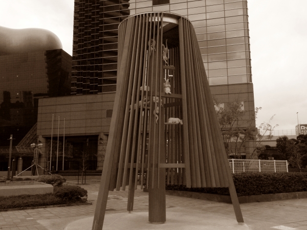 スカルプチャーツリー　　墨田区役所前ふれあい広場（墨田区）