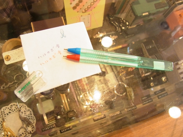 一本で同時に書けるタイ製のボールペン。間瀬さんに見本を書いてもらいました。ありがとうございます。