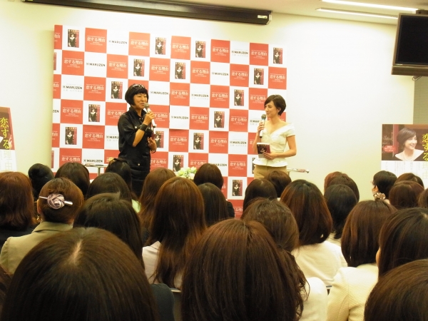 ファッンのポイントは「デコルテにこだわる事で、女性らしさを強調しているんです」