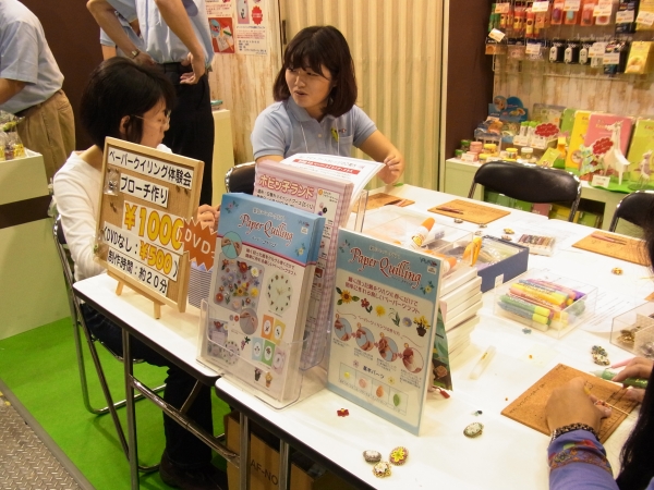 細く切った紙をクルクル巻く、ペーパークイリング体験会「ブローチ作り」　ヤマト（スクラップ＆コラージュＥＸＰＯ）