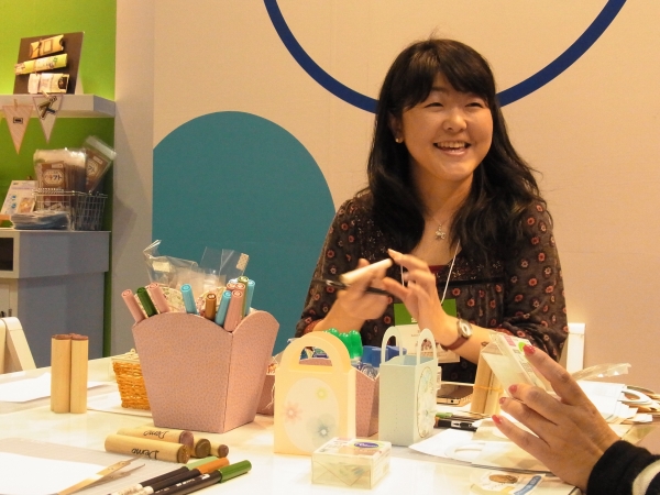 粘着画びょう『ペタッツ』を使ったでかわいいミニバッグづくり　トンボ鉛筆（スクラップ＆コラージュＥＸＰＯ）