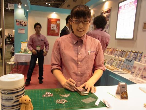 デコレーション専用接着剤「パーフェクトデコ」クリアを使った携帯デコ実演　セメダイン（デコゾーン）