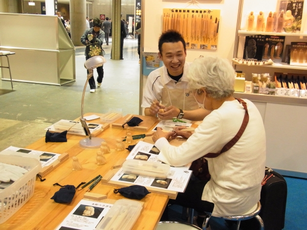 ウサギのかわいらしい木彫作品が作れます90分間、500円。道刃物工業（描くゾーン）