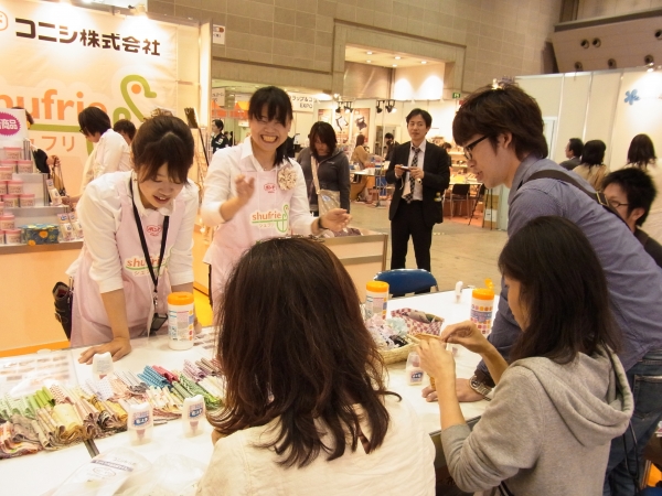 ボンド布上手で作る、シュシュ。「彼女にプレゼント」と男性も参加。コニシ（ＤＩＹホームデコゾーン）