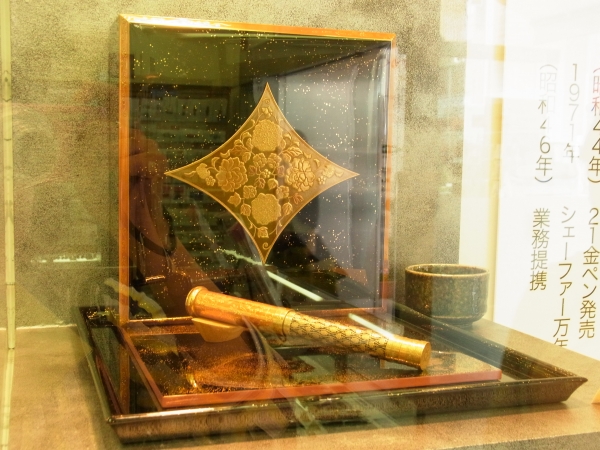 職人が半年の歳月をかけ仕上げた、最高級加賀蒔絵万年筆　奥美　牡丹菊立湧乃流水