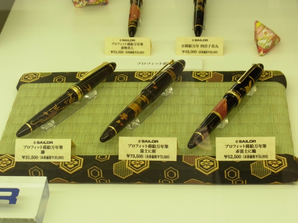 海外への旅行、出張時に土産品として購入される方が多いという