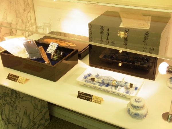 創立100周年記念謹製万年筆の『有田焼 染付桐鳳凰 文具セット』や『島桑』の先行展示