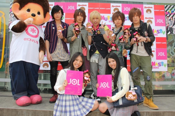 ロックバンド「THE KIDDIE（キディ）」と「モンチッチ」とオトナ＊ラボに登録している女子高生(JOL)メンバー