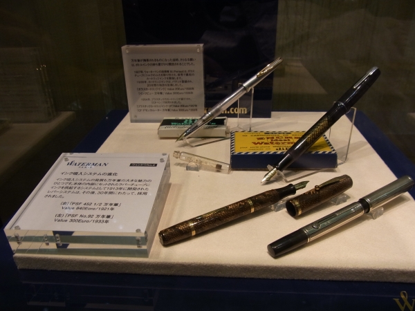 1923年世界初のカートリッジインクを開発するなど革新し続け、１９２６年にアメリカからパリへ移管