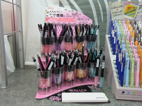 働く女性にも人気のエアフィットライトからビビットな小悪魔カラー新登場　ゼブラ