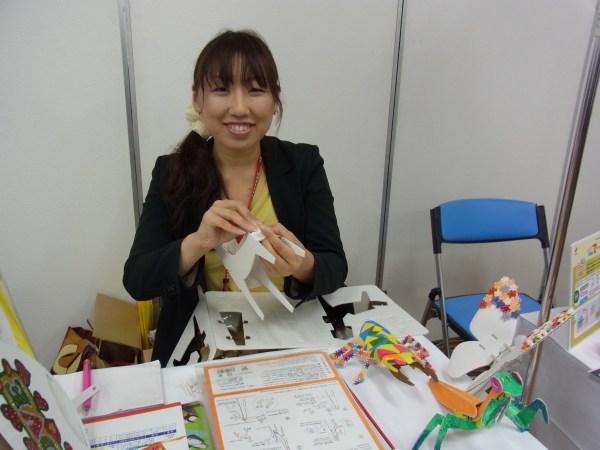 牛乳パック再生紙から生まれた立体工作キット「ミルダン」。『貼ったり、ぬったりとアレンジできるんです』　ヤマト