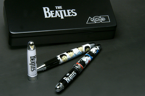 限定番号入りのローラーボール・ペン(水性・黒)。木製ボックス入り