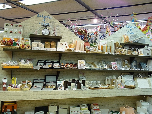 製菓・製パン関連のテーマは「おいしくつつむ」。重点商品であるボックス類を多数紹介