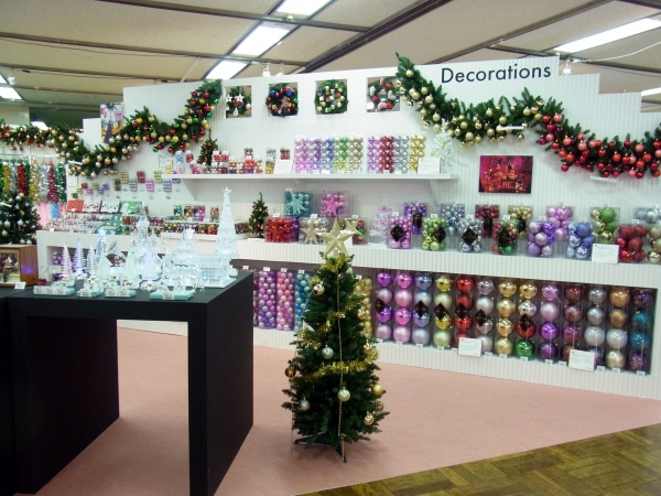 クリスマスデコレーションは、白・赤・緑だけでは物足りない。カラフルに展開するボールオーナメント