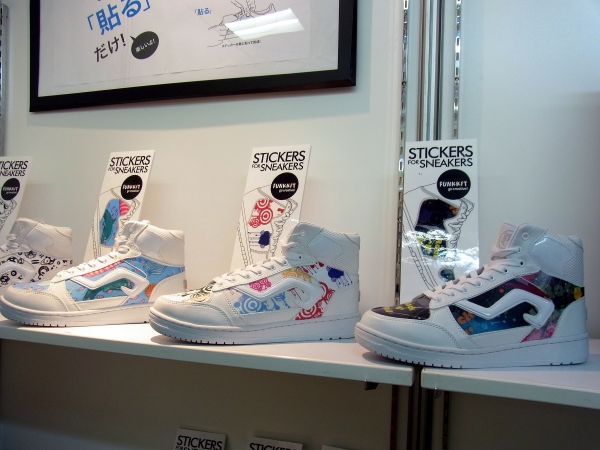 イスラエル発のスニーカーに貼るステッカー「ＦＵＮＫＫＩステッカー」　デルークス