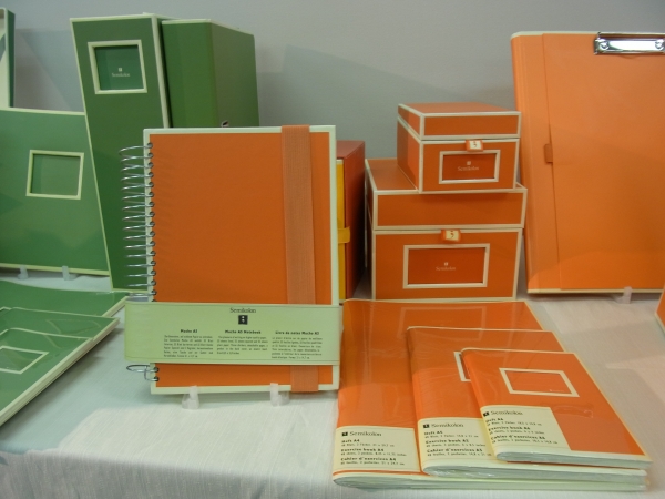 ゴムバンド付きスパイラルノートには、罫線・方眼・白紙の3タイプが各55シート入っている