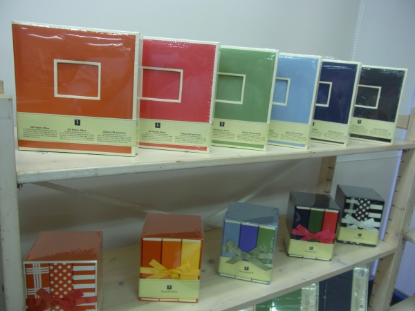 上段が200ポケットアルバム、下段がリトルフォトライブラリー。１つのアルバムに64ポケット